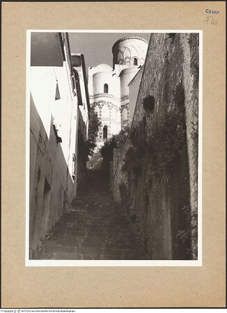 Vorderseite von Bibliotheca Hertziana [https://www.deutsche-digitale-bibliothek.de/content/lizenzen/rv-fz/] San Giovanni del Toro - Apsiden, Detail von Westen, bh107232_recto. Foto: Lehmann-Brockhaus, Otto.