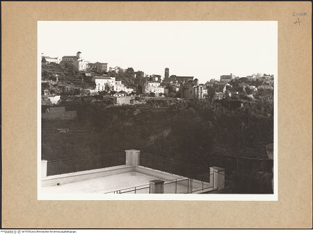 Vorderseite von Bibliotheca Hertziana [https://www.deutsche-digitale-bibliothek.de/content/lizenzen/rv-fz/] Blick auf die Stadt, bh107235_recto. Foto: Lehmann-Brockhaus, Otto.