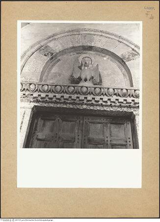 Vorderseite von Bibliotheca Hertziana [https://www.deutsche-digitale-bibliothek.de/content/lizenzen/rv-fz/] Hauptportal - Detail: Lünette, bh107237_recto. Foto: Lehmann-Brockhaus, Otto.