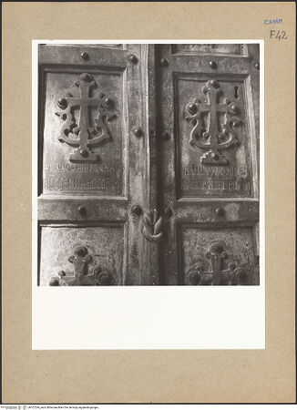 Vorderseite von Bibliotheca Hertziana [https://www.deutsche-digitale-bibliothek.de/content/lizenzen/rv-fz/] Bronzetür - Detail: Inschrift, bh107244_recto. Foto: Lehmann-Brockhaus, Otto.