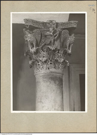 Vorderseite von Hutzel, Max [https://www.deutsche-digitale-bibliothek.de/content/lizenzen/rv-ez/] Kapitell mit Jäger und Adler - , bh107341_recto. Foto.