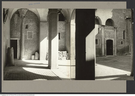 Vorderseite von Hutzel, Max [https://www.deutsche-digitale-bibliothek.de/content/lizenzen/rv-fz/] Santi Quattro CoronatiÄußeresZweiter Hof - Vorhalle, nach Norden, bh107534_bh107535_recto. Foto: Hutzel, Max.