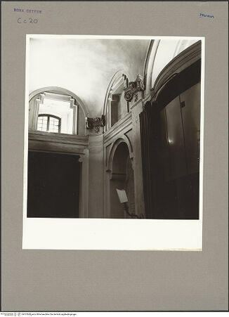 Vorderseite von unbekannt [https://www.deutsche-digitale-bibliothek.de/content/lizenzen/rv-ez/] Santa Maria in VallicellaOratorio di San Filippo NeriSala Borromini - Eingangswand, Detail: Wandnischen und Tür unter den Emporen, bh107600_recto. Foto: Hutzel, Max.