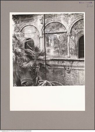 Vorderseite von Getty Research Institute [https://www.deutsche-digitale-bibliothek.de/content/lizenzen/rv-ez/] Palazzo Corsetti - Innenhof, bh107646_recto. Foto: Hutzel, Max.