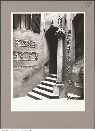 Vorderseite von Getty Research Institute [https://www.deutsche-digitale-bibliothek.de/content/lizenzen/rv-ez/] Palazzo Corsetti - Innenhof, bh107648_recto. Foto: Hutzel, Max.