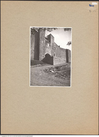 Vorderseite von Willemsen, Carl Arnold [https://www.deutsche-digitale-bibliothek.de/content/lizenzen/rv-fz/] Castello di LagopesoleAußenwände und TürmeWestwand - Tortürme und Außenwände, bh107972_recto. Foto: Willemsen, Carl Arnold.