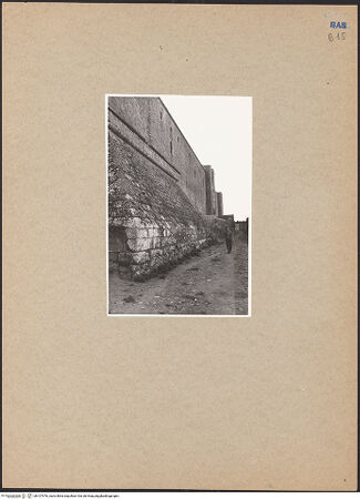 Vorderseite von Stiller [https://www.deutsche-digitale-bibliothek.de/content/lizenzen/rv-fz/] Castello di LagopesoleAußenwände und TürmeWestwand - Schrägansicht von Nordwesten (Detail des Sockels des nordwestlichen Turmes), bh107976_recto. Foto: Stiller.