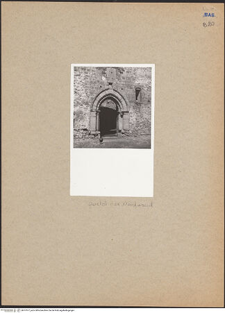 Vorderseite von Heymann, Egon [https://www.deutsche-digitale-bibliothek.de/content/lizenzen/rv-fz/] Castello di LagopesoleGroßer (nördlicher) Hof - Nordwand, Portal, bh107977_recto. Foto: Heymann, Egon.