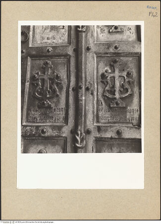 Vorderseite von Bibliotheca Hertziana [https://www.deutsche-digitale-bibliothek.de/content/lizenzen/rv-fz/] Bronzetür - Detail: Inschrift, bh108226_recto. Foto: Lehmann-Brockhaus, Otto.