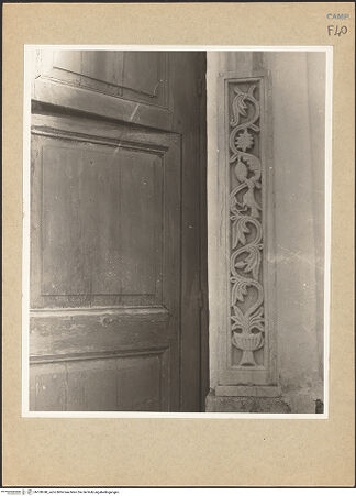 Vorderseite von Bibliotheca Hertziana [https://www.deutsche-digitale-bibliothek.de/content/lizenzen/rv-fz/] Hauptportal - Rechter Türpfosten, bh108740_recto. Foto: Lehmann-Brockhaus, Otto.