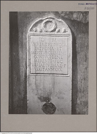 Vorderseite von  [http://creativecommons.org/publicdomain/mark/1.0/] Hauptmann vor marschierendem Heer - , bh108799_recto. Foto.