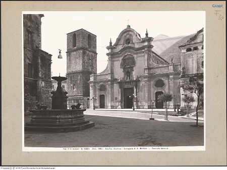 Vorderseite von Alinari [https://www.deutsche-digitale-bibliothek.de/content/lizenzen/rv-ez/] Collegiata di San Michele Arcangelo - Seitenansicht, bh109317_recto. Foto.