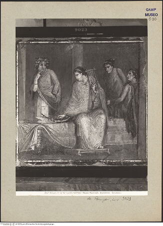 Vorderseite von Alinari [https://www.deutsche-digitale-bibliothek.de/content/lizenzen/rv-ez/] Musikantin mit Kithara - Gesamtansicht, bh109339_recto. Foto.