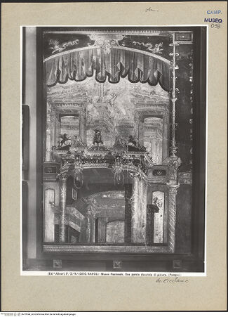 Vorderseite von Alinari [https://www.deutsche-digitale-bibliothek.de/content/lizenzen/rv-ez/] Theaterszene - Gesamtansicht, bh109346_recto. Foto.