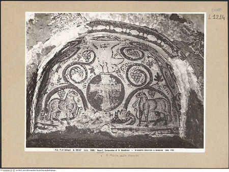 Vorderseite von Alinari [https://www.deutsche-digitale-bibliothek.de/content/lizenzen/rv-ez/] Arcosolium mit Taube, Kreuz und Lämmer - Gesamtansicht, bh109421_recto. Foto.