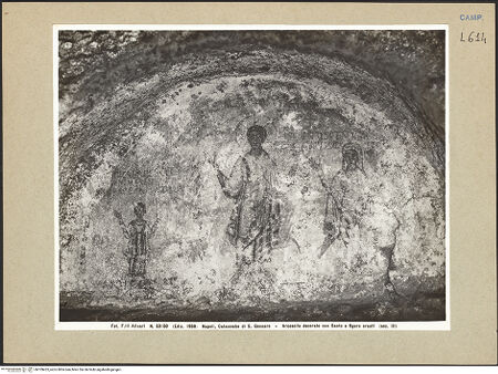 Vorderseite von Alinari [https://www.deutsche-digitale-bibliothek.de/content/lizenzen/rv-ez/] Arcosolium von Cominia und Nicatiola (Der heilige Ianuarius zwischen den beiden Verstorbenen) - Gesamtansicht (vor der Restaurierung), bh109423_recto. Foto.