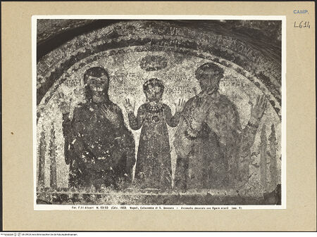 Vorderseite von Alinari [https://www.deutsche-digitale-bibliothek.de/content/lizenzen/rv-ez/] Arcosolium der Familie des Theotecnus (Theotecnus und seine Frau Ilaritas zu Seiten ihrer Tochter Nonnosa im Orantengestus) - Detail (vor der Restaurierung), bh109424_recto. Foto.