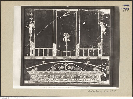 Vorderseite von Alinari [https://www.deutsche-digitale-bibliothek.de/content/lizenzen/rv-ez/] Bekrönung mit Eroten oder Satyrn - Gesamtansicht, bh109431_recto. Foto.