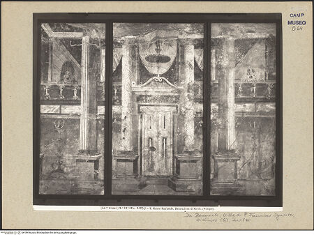 Vorderseite von Alinari [https://www.deutsche-digitale-bibliothek.de/content/lizenzen/rv-ez/] Architektur mit Eros und Masken - Gesamtansicht, bh109436_recto. Foto.