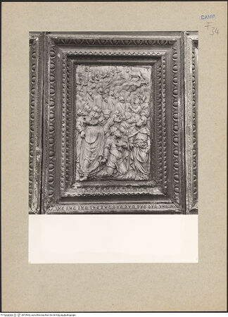 Vorderseite von Bibliotheca Hertziana [https://www.deutsche-digitale-bibliothek.de/content/lizenzen/rv-fz/] Holztüren mit Episoden aus der Geschichte des Erzengels MichaelProzession zum Monte Gargano - Gesamtansicht, bh109462_recto. Foto.