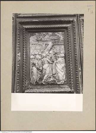 Vorderseite von Bibliotheca Hertziana [https://www.deutsche-digitale-bibliothek.de/content/lizenzen/rv-fz/] Holztüren mit Episoden aus der Geschichte des Erzengels MichaelGregor der Große führt während der Pest in Rom eine Prozession an; dabei erscheint der Erzengel Michael über dem Hadriansmausoleum - Gesamtansicht, bh109463_recto. Foto.