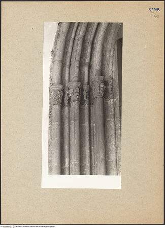 Vorderseite von Bibliotheca Hertziana [https://www.deutsche-digitale-bibliothek.de/content/lizenzen/rv-fz/] Hauptportal - Detail, Kapitelle links, bh109467_recto. Foto.