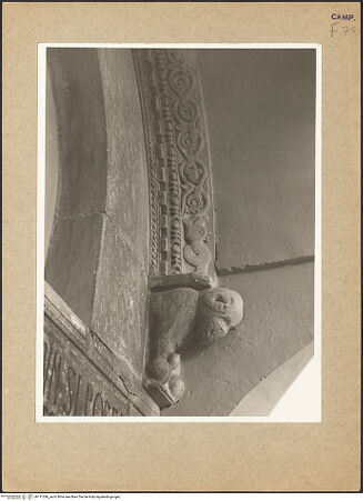 Vorderseite von Hutzel, Max [https://www.deutsche-digitale-bibliothek.de/content/lizenzen/rv-ez/] Hauptportal - Archivolte, rechter Abschluss des Rankenfries mit Löwenkonsole, bh111296_recto. Foto: Hutzel, Max.