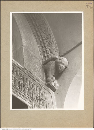 Vorderseite von Hutzel, Max [https://www.deutsche-digitale-bibliothek.de/content/lizenzen/rv-ez/] Hauptportal - Archivolte, rechter Abschluss des Rankenfries mit Löwenkonsole, bh111297_recto. Foto: Hutzel, Max.