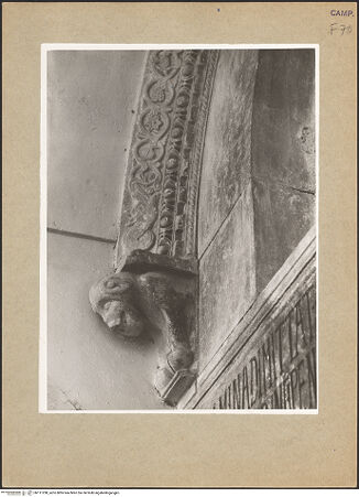 Vorderseite von Hutzel, Max [https://www.deutsche-digitale-bibliothek.de/content/lizenzen/rv-ez/] Hauptportal - Archivolte, linker Abschluss des Rankenfries mit Löwenkonsole, bh111298_recto. Foto: Hutzel, Max.