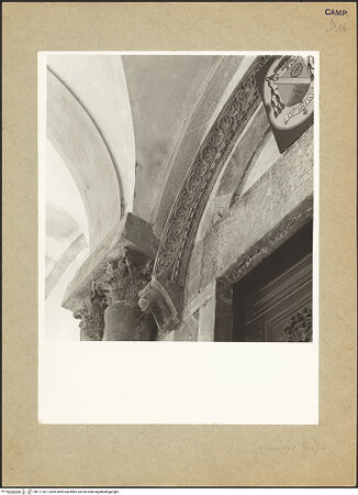 Vorderseite von Hutzel, Max [https://www.deutsche-digitale-bibliothek.de/content/lizenzen/rv-ez/] Hauptportal - Detail: linke Konsole und linke Seite der Archivolte, bh111301_recto. Foto: Hutzel, Max.