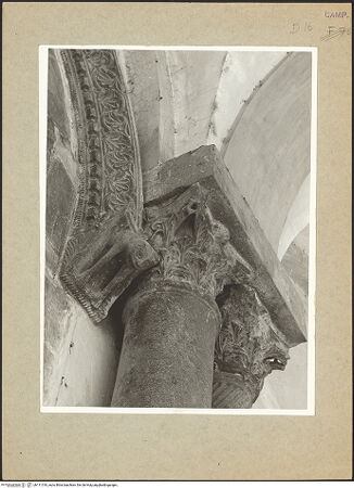 Vorderseite von Hutzel, Max [https://www.deutsche-digitale-bibliothek.de/content/lizenzen/rv-ez/] Säule und KapitelleRechte Doppelsäule - Detail: Kapitelle, bh111318_recto. Foto: Hutzel, Max.