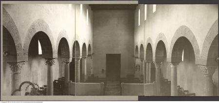 Vorderseite von Hutzel, Max [https://www.deutsche-digitale-bibliothek.de/content/lizenzen/rv-ez/] San Menna - Blick in Richtung Innenfassade, bh111421_bh111422_bh111423_recto. Foto: Hutzel, Max.