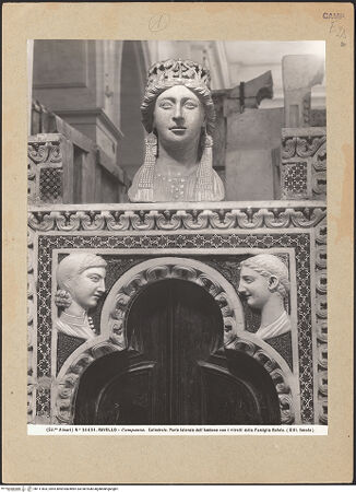 Vorderseite von Alinari [https://www.deutsche-digitale-bibliothek.de/content/lizenzen/rv-ez/] Evangelienkanzel - Eingangsbogen zur Treppe mit den Portraits der Sigelgaita und des Nicola Rufolo, bh111803_recto. Foto.