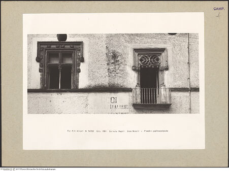 Vorderseite von Alinari [https://www.deutsche-digitale-bibliothek.de/content/lizenzen/rv-ez/] Casa Novelli - Detail, Fenster, bh111813_recto. Foto.