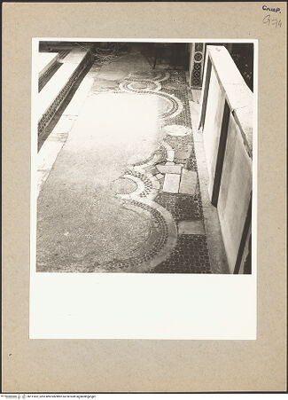 Vorderseite von Hutzel, Max [https://www.deutsche-digitale-bibliothek.de/content/lizenzen/rv-ez/] Fußbodenmosaik - Raum des Hauptaltars, bh111852_recto. Foto: Hutzel, Max.