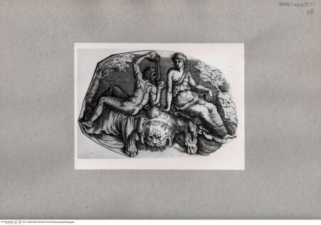 Vorderseite von British Museum [https://www.deutsche-digitale-bibliothek.de/content/lizenzen/rv-ez/] Auf einem Löwenfell sitzendes Paar, er gießt Wein aus einem Krug - , bh112445. Foto.