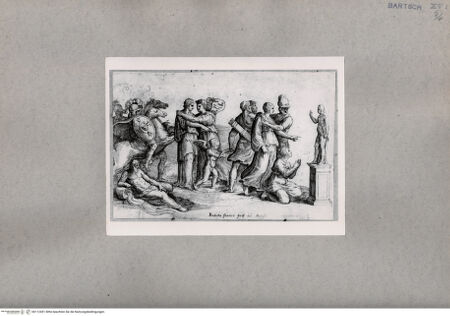 Vorderseite von British Museum [https://www.deutsche-digitale-bibliothek.de/content/lizenzen/rv-ez/] Gruppe von unterschiedlichen Personen vor einer kleinen Statue rechts im Bild - , bh112451. Foto.