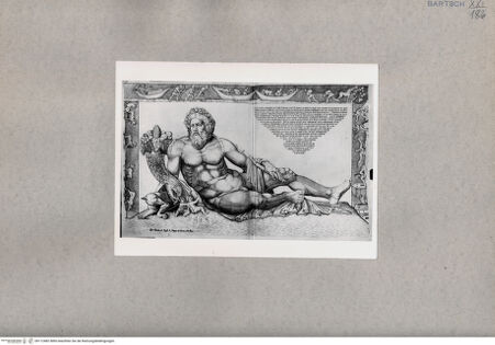 Vorderseite von British Museum [https://www.deutsche-digitale-bibliothek.de/content/lizenzen/rv-ez/] Statue des liegenden Flussgottes Tiber, daneben die Wölfin und Romulus und Remus - , bh112482. Foto.