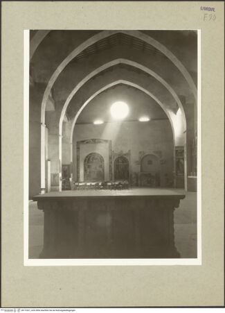 Vorderseite von Getty Research Institute [https://www.deutsche-digitale-bibliothek.de/content/lizenzen/rv-ez/] San Francesco - Inneres, Blick Richtung Süden zur Eingangswand, bh112621_recto. Foto: Hutzel, Max.