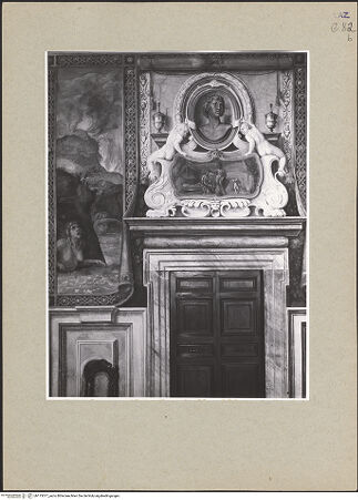 Vorderseite von ICCD [https://www.deutsche-digitale-bibliothek.de/content/lizenzen/rv-ez/] Geschichte des PhaetonVier monochrome Bildfelder mit einer ungedeuteten Opferszene und drei berühmten Paaren, darüber Portraitbüsten - Ostwand, Supraporte (links): Alexander und Roxane, bh113077_recto. Foto.