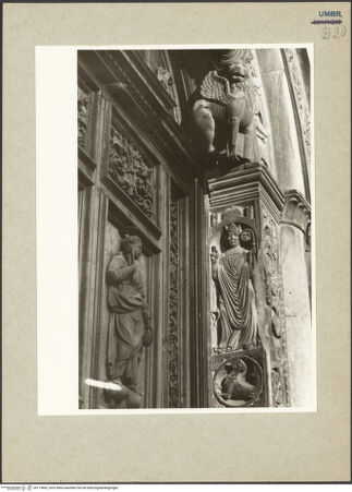 Vorderseite von Getty Research Institute? [https://www.deutsche-digitale-bibliothek.de/content/lizenzen/rv-ez/] SeitenportalSegnende Bischofsfigur (angeblich der Auftraggeber Anselm, Bischof von Foligno und Nocera) - Gesamtansicht, bh113800_recto. Foto: Hutzel, Max.