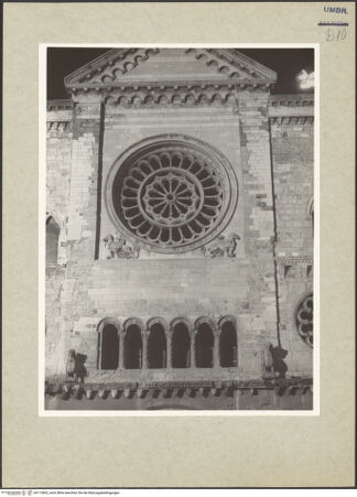 Vorderseite von Getty Research Institute? [https://www.deutsche-digitale-bibliothek.de/content/lizenzen/rv-ez/] San FelicianoSüdwestliche Querhausfassade - Mittelachse, Obergeschoss mit Rundbogengalerei und Radfesnter, bh113802_recto. Foto: Hutzel, Max.