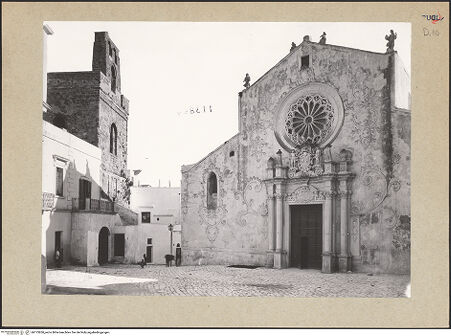 Vorderseite von Archivio Fotografico Musei Vaticani [https://www.deutsche-digitale-bibliothek.de/content/lizenzen/rv-ez/] CattedraleWestfassade - Campanile und Fassade, bh113850_recto. Foto.