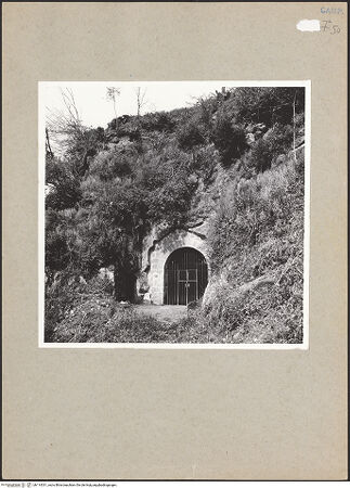 Vorderseite von Bibliotheca Hertziana [https://www.deutsche-digitale-bibliothek.de/content/lizenzen/rv-fz/] Grotta dei Santi - Ansicht des Eingangs (erneuert um 1928 mit teilweiser Verkürzung des Grottengangs), bh114331_recto. Foto.
