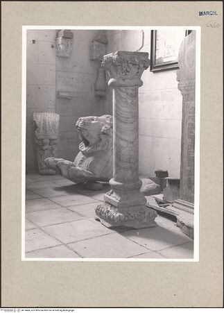 Vorderseite von National Gallery of Art, Washington? [https://www.deutsche-digitale-bibliothek.de/content/lizenzen/rv-ez/] Santa CroceSanta CroceVano Nord - Blick in die nordwestliche Raumecke mit Fragmenten der ehemaligen Außendekoration, eines Löwen und einer Säule, bh114484_recto. Foto: Hutzel, Max.