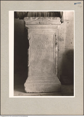 Vorderseite von DAI Rom? [https://www.deutsche-digitale-bibliothek.de/content/lizenzen/rv-ez/] Grabaltar mit Inschrift - Vorderseite (Gesamtansicht), bh114487_recto. Foto: Hutzel, Max.