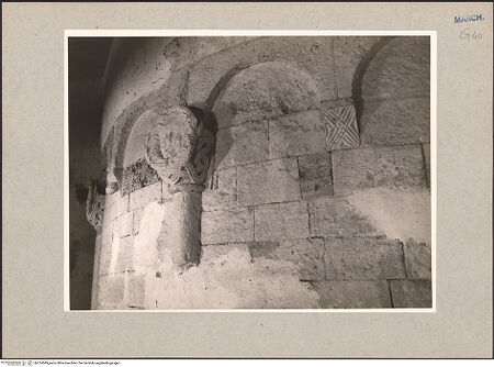 Vorderseite von National Gallery of Art, Washington? [https://www.deutsche-digitale-bibliothek.de/content/lizenzen/rv-ez/] Kapitelle mit Flechtwerk sowie vegetabilen, zoomorphen und christologischen MotivenLisenenkapitell mit Flechtwerk und Medusenhaupt in Clipeus (oder Sonnenscheibe)?) - Schrägansicht von rechts, bh114549_recto. Foto: Hutzel, Max.