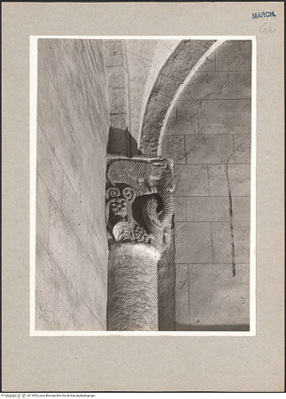 Vorderseite von National Gallery of Art, Washington? [https://www.deutsche-digitale-bibliothek.de/content/lizenzen/rv-ez/] Kapitelle mit Flechtwerk sowie vegetabilen, zoomorphen und christologischen MotivenViertelkapitell mit zwei sich zugewandten Widderkörpern (?), welche an der Ecke in einem einzigen Kopf münden - Linke Seitenansicht, bh114552_recto. Foto: Hutzel, Max.