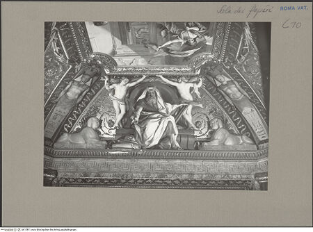 Vorderseite von Musei  Vaticani [https://www.deutsche-digitale-bibliothek.de/content/lizenzen/rv-ez/] DeckendekorationMoses - , bh115811_recto. Foto.