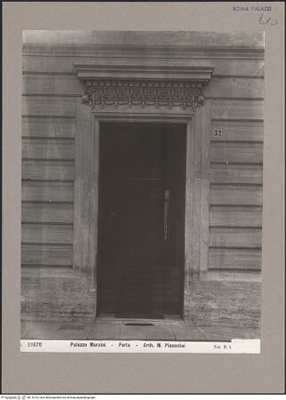 Vorderseite von Musei Vaticani Archivio Fotografico [https://www.deutsche-digitale-bibliothek.de/content/lizenzen/rv-ez/] Palazzo Maraini - Fassade, Detail: Fenster, bh116742_recto. Foto: Moscioni, Romualdo.